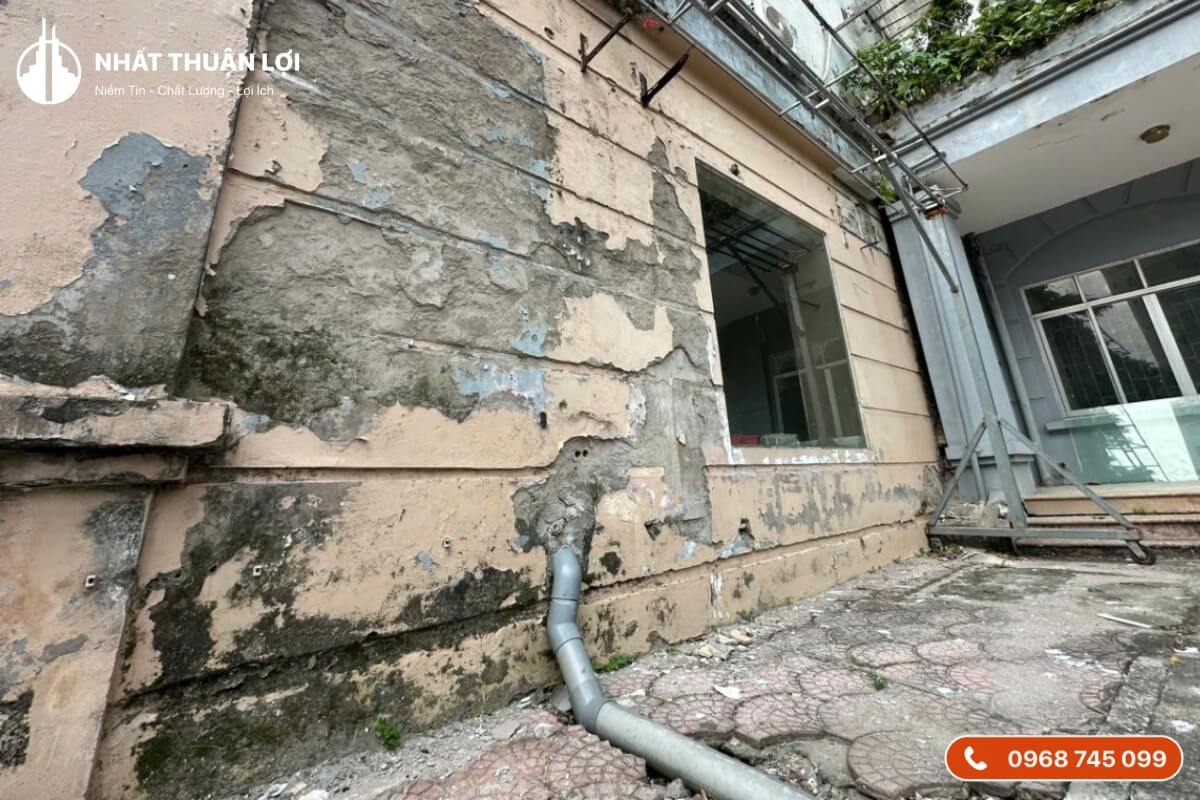 Nhà cũ bị xuống cấp