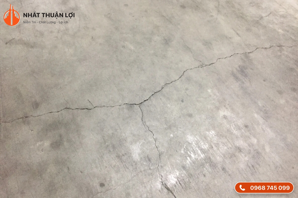 Các vết nứt khiến sàn nhà bị rung Các vết nứt khiến sàn nhà bị rung